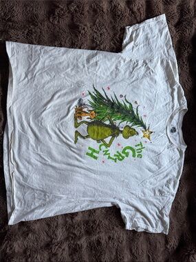 Urban Outfitters White Tee with Green Grinch and Yellow Star